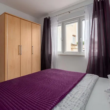 Apartment Enny Fuer 4 Personen In Nur 300m Vom Und 10 Gehminuten Vom Altstadt Porec